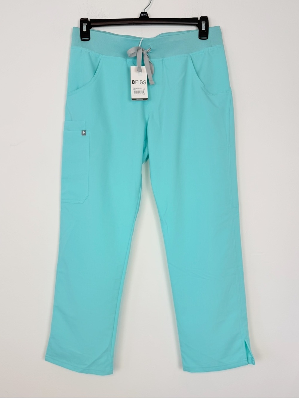 Figs Women’s Kade Straight Leg Cargo Scrub Pants. Size Medium Petite. NWT.